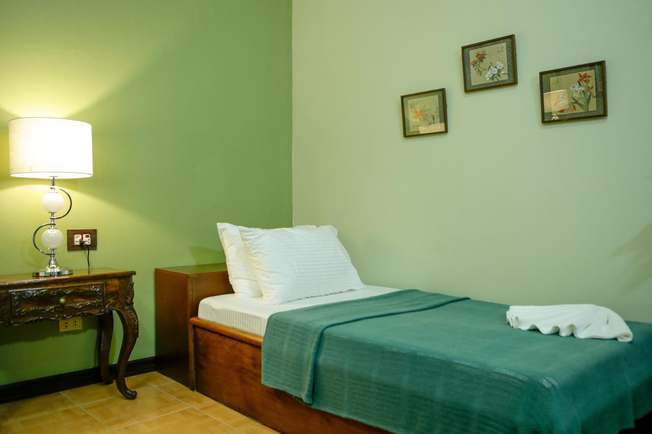 Bed and Breakfast Victoria'S Haven Dumaguete City Екстер'єр фото