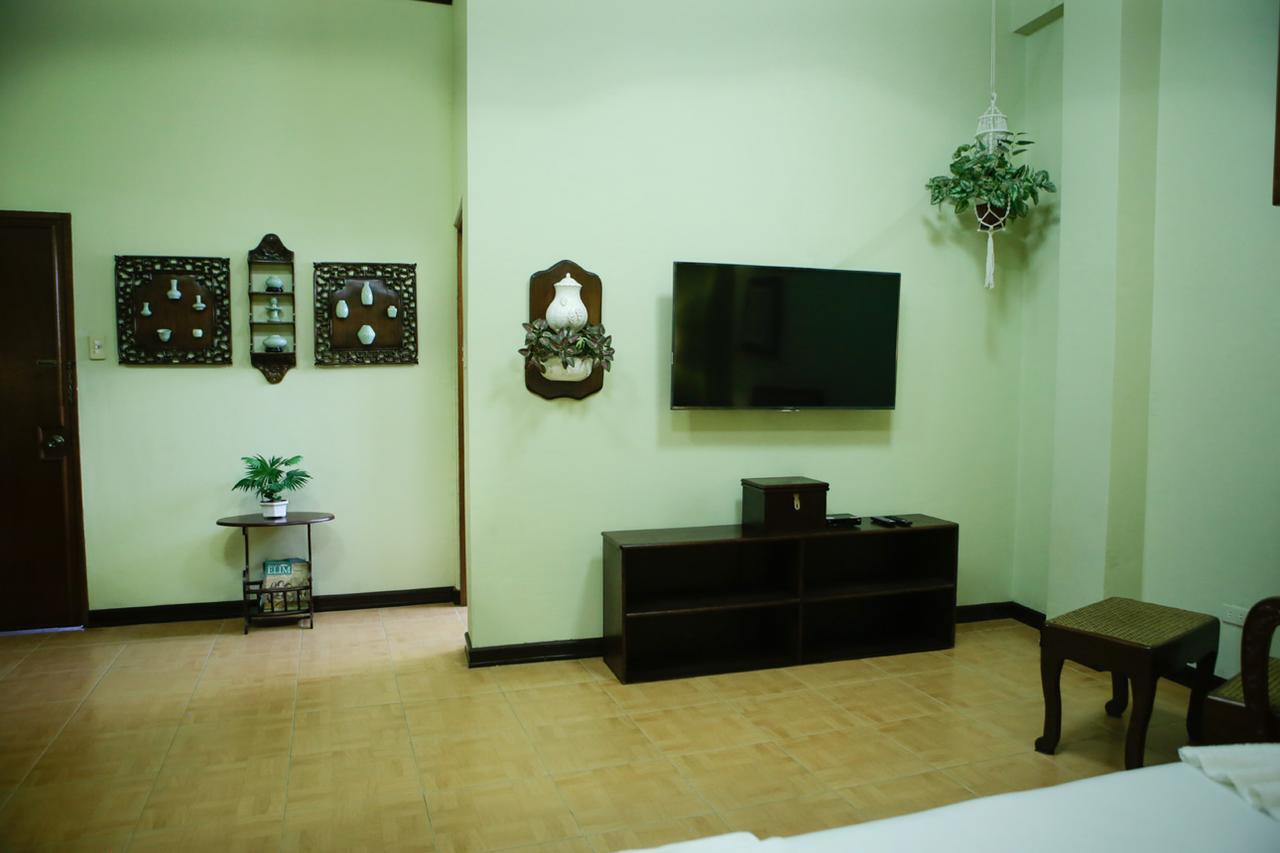 Bed and Breakfast Victoria'S Haven Dumaguete City Екстер'єр фото